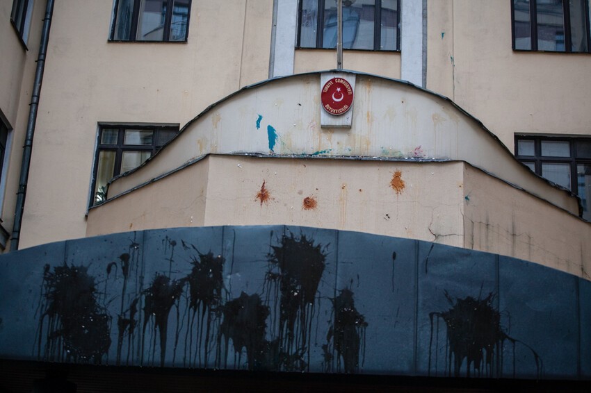 Посольство Турции закидали камнями. В здании дипмиссии выбиты стёкла