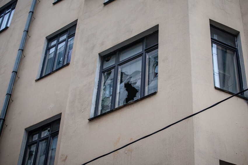 Посольство Турции закидали камнями. В здании дипмиссии выбиты стёкла