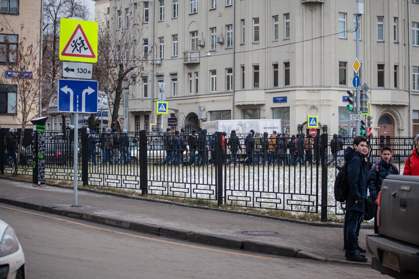 Посольство Турции закидали камнями. В здании дипмиссии выбиты стёкла