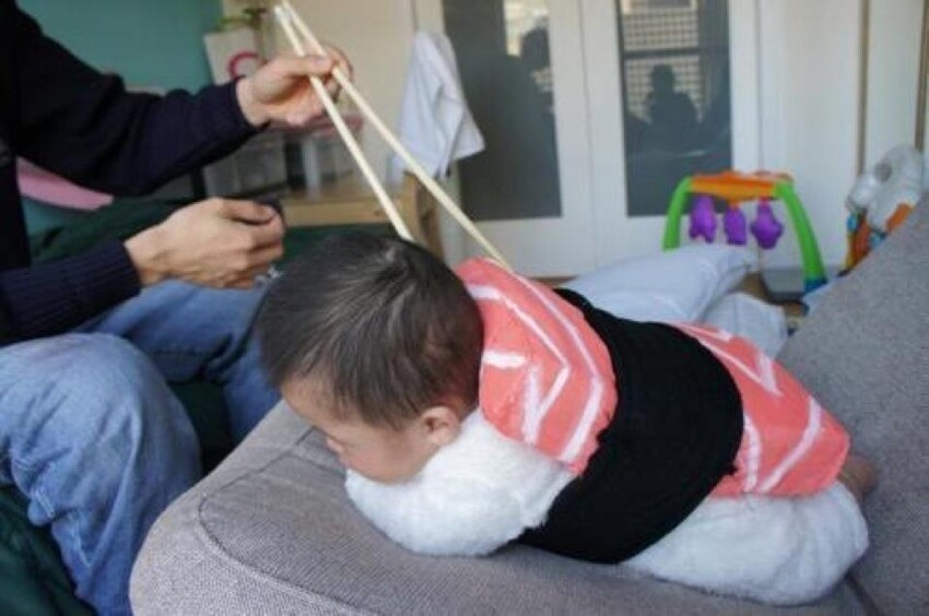 Малыш в костюме суши