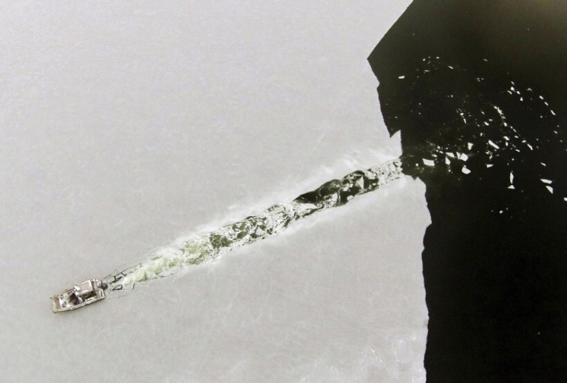 Лодка прорезает свежий слой льда в бухте Марион