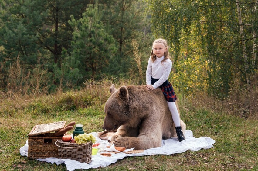 Фотосессия семьи с медведем ввергла западные СМИ в шок