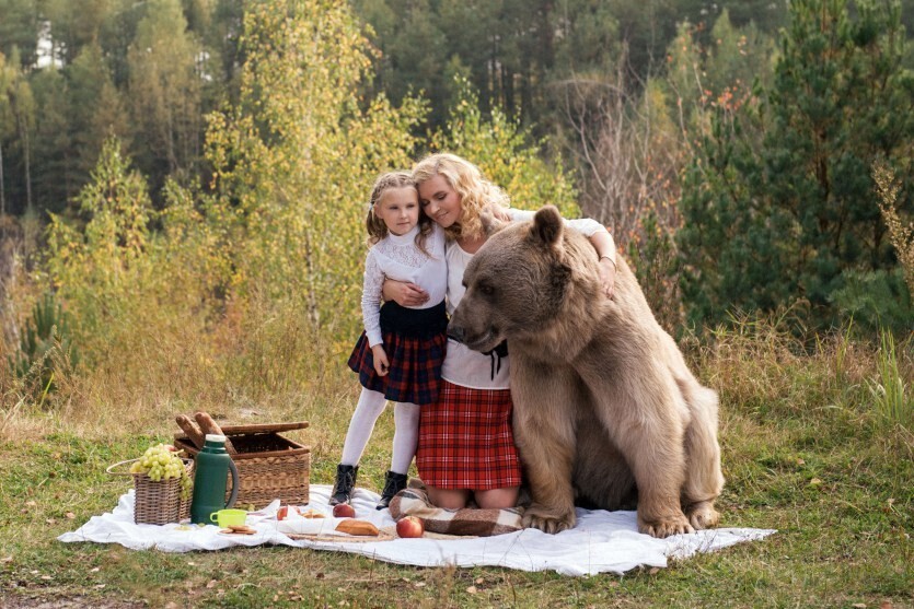 Фотосессия семьи с медведем ввергла западные СМИ в шок