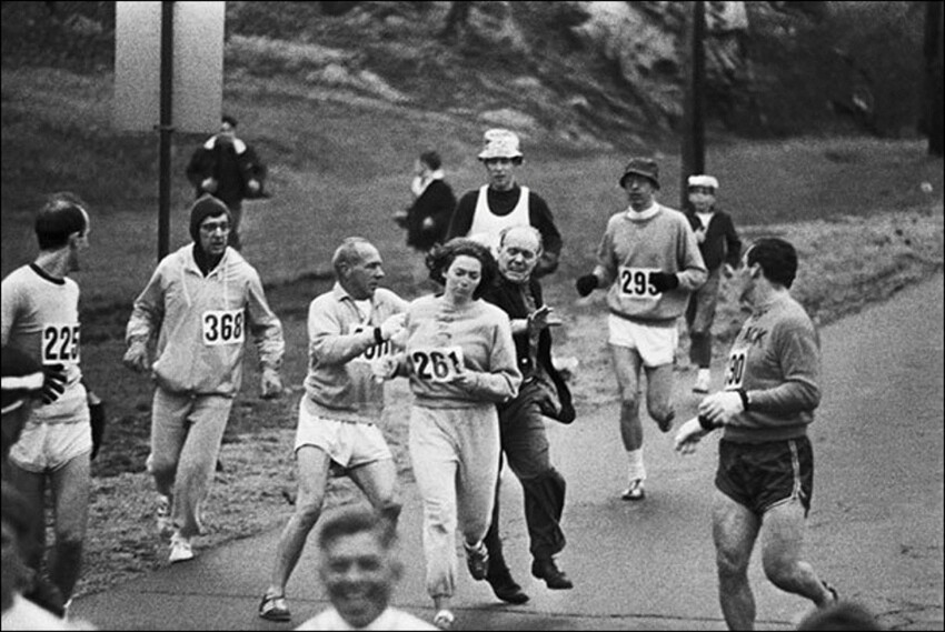 Организаторы Бостонского марафона пытаются остановить Катрин Свитцер. Она стала первой женщиной, пробежавшей этот марафон, 1967