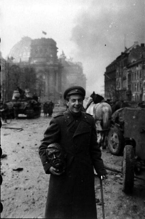 Русский солдат несет голову статуи Адольфа Гитлера. Берлин, 1945 г.
