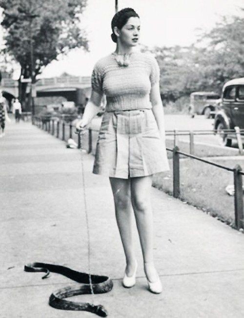 Экзотическая танцовщица Зорита выгуливает свою змею, 1930 г.