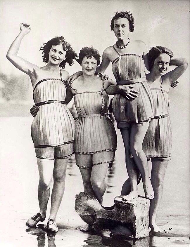 Женщины в деревянных купальниках, созданных, чтобы лучше держаться на воде, 1929 г.