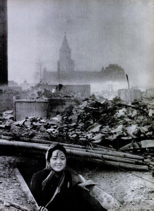 Выжившая женщина в Нагасаки, 1945