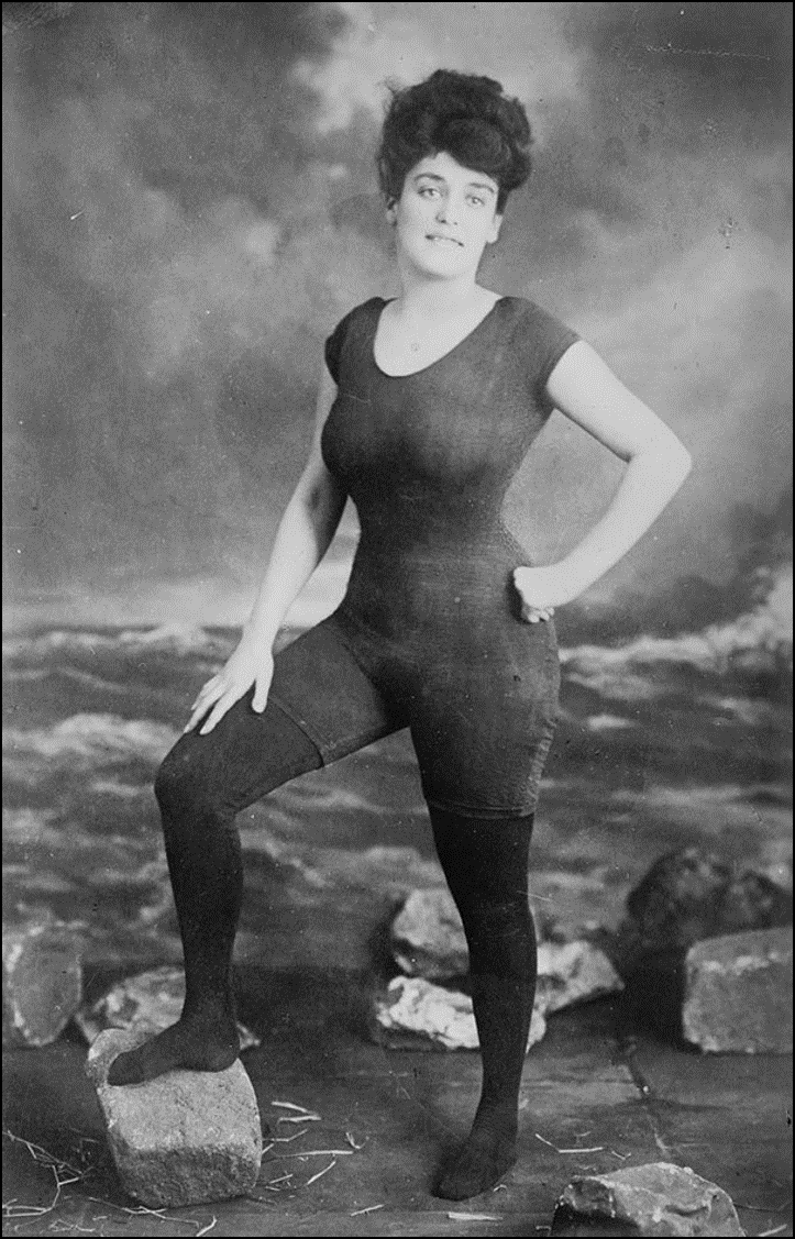 Аннет Келлерман продвигает право женщин носить облегающий сплошной купальник, 1907. Она была арестована за непристойное поведение