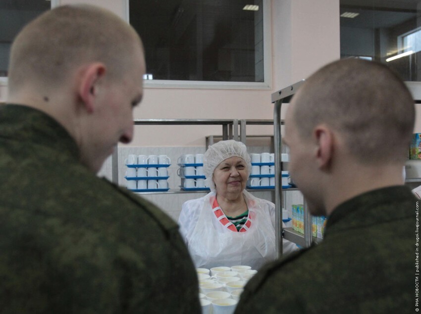 «Шведский стол» в солдатской столовой. моющие пылесосы в казарме 