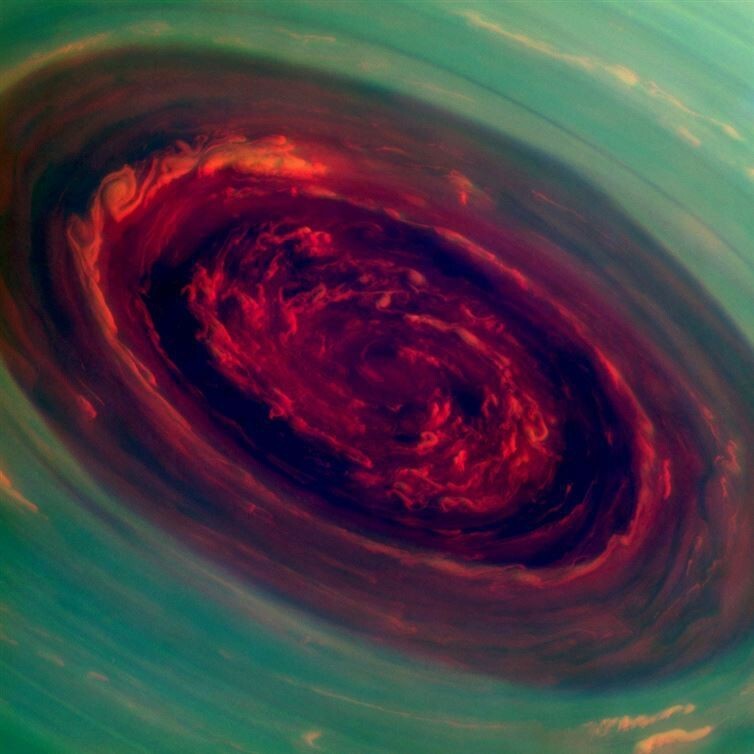 2. Северный полюс Сатурна во время шторма