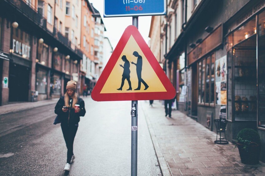 В Швеции появился дорожный знак "Люди с мобильниками"
