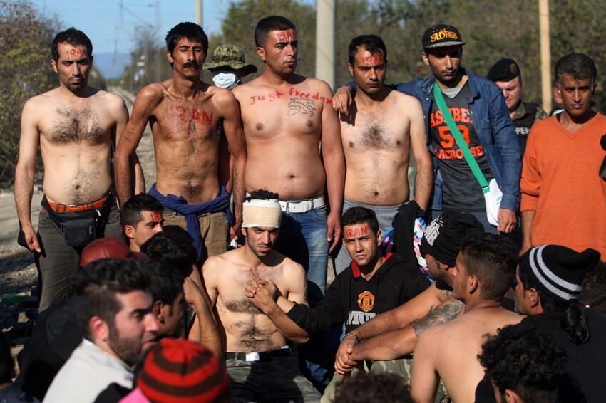 Мигранты в Греции заштопали себе рты