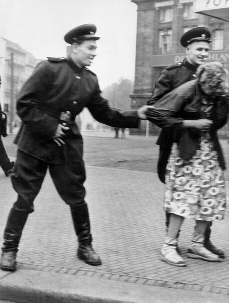 Советские солдаты домогаются до немки в Лейпциге, Германия, август 1945 год. Историки считают, что советские солдаты изнасиловали около 2 млн немецких женщин.
