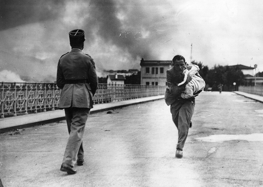 Журналист Реймонд Уокер бежит по мосту во Францию с ребенком, которого он спас от гражданской войны в Испании. 1936 год.