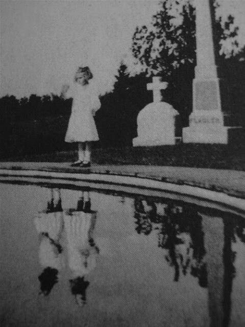 3. Девочка на могиле своей сестры-близняшки, 1925 год.