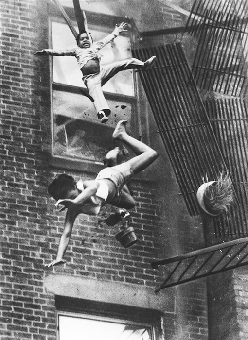 8. Дети падают с высоты 50 метров во время пожара в их доме в Бостоне.