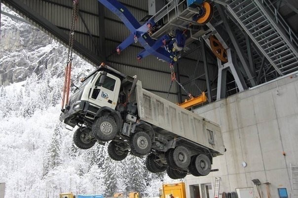 Как парят в воздухе многотонные машины в Альпах!