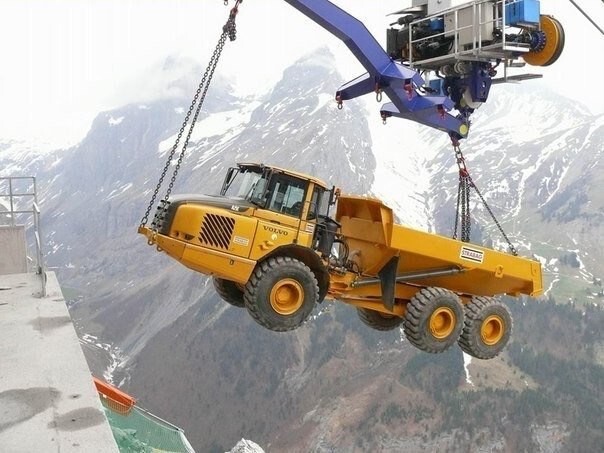 Как парят в воздухе многотонные машины в Альпах!