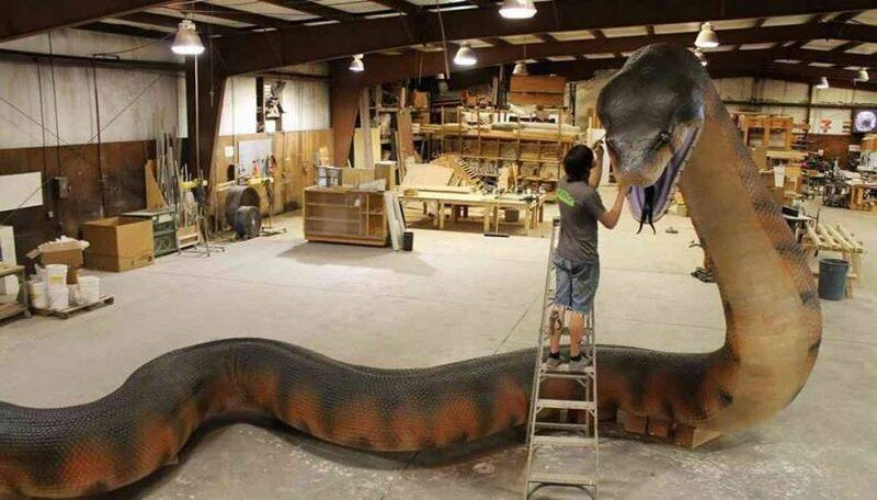 Огромная скульптура змеи