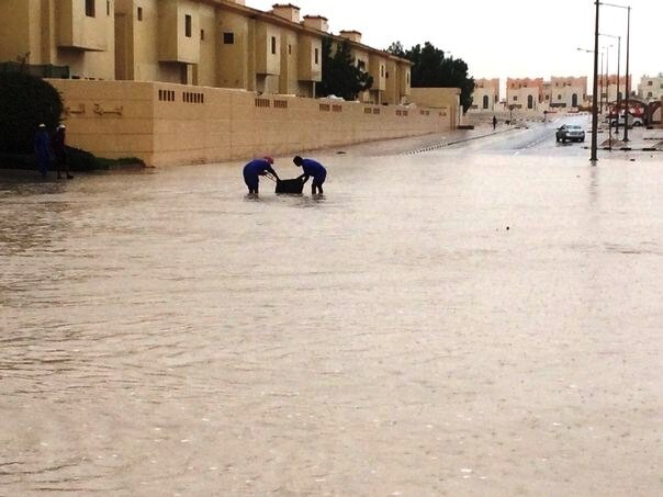 Небывалый ливень парализовал движение в Катаре и Саудовской Аравии