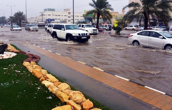 Небывалый ливень парализовал движение в Катаре и Саудовской Аравии