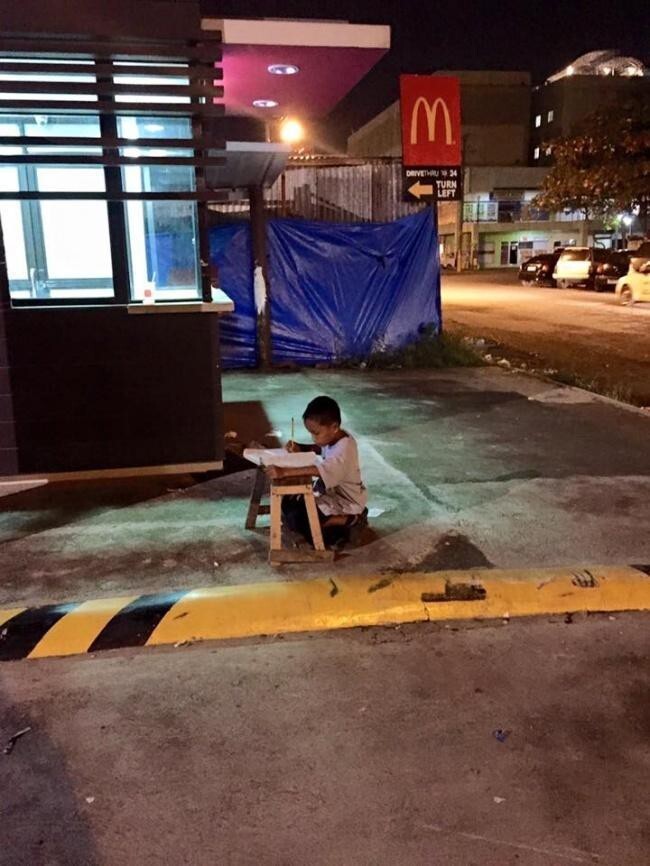 Одна фотография перевернула жизнь бездомного мальчика