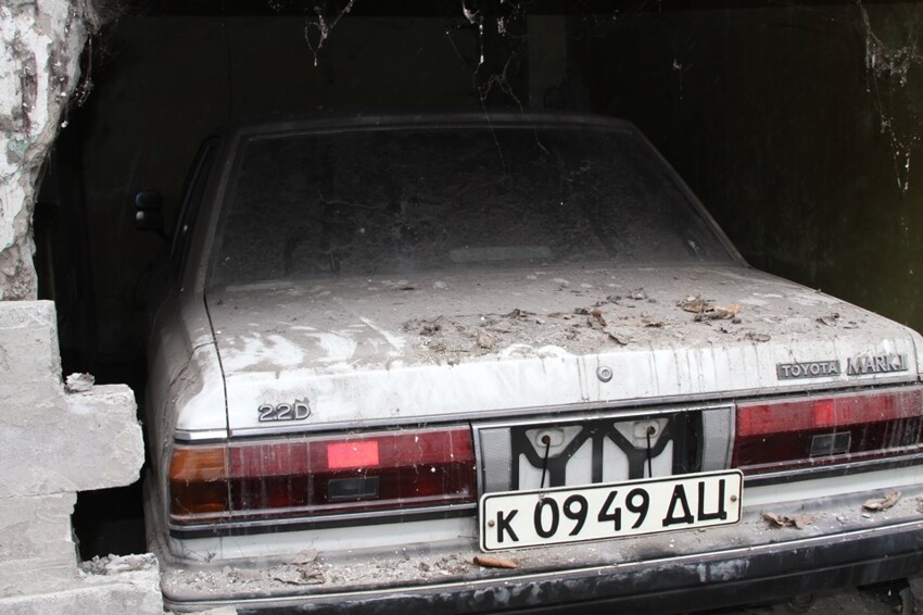 Toyota Mark II 1984-го года замурованная за стеной