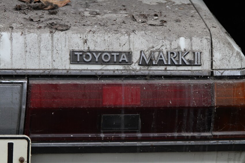 Toyota Mark II 1984-го года замурованная за стеной
