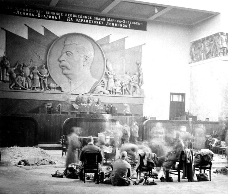 Немцы обживают Дом Правительства в Минске, 1941: