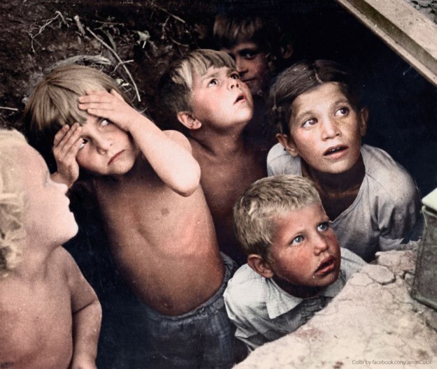 Белорусские дети наблюдают из укрытия, как немцы бомбят Минск, июнь 1941 года.