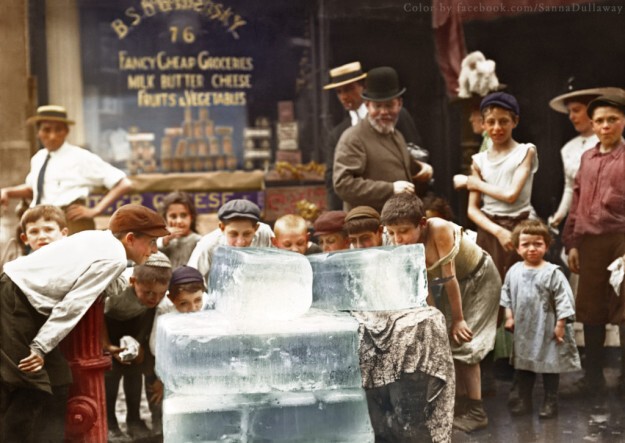 Время, когда еще не было кондиционеров. Нью-йоркцы охлаждаются, облизывая глыбу льда, 1912 год
