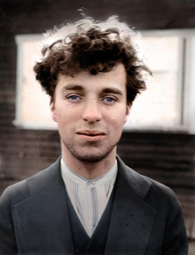 Великий комик немого кино -  Чарли Чаплин. Здесь ему 27 лет (1916 год)