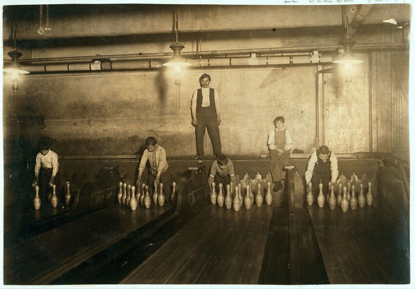 4. Так называемые Pin boys — мальчики, которые расставляли кегли в боулинге, работая по ночам. Бруклин, Нью-Йорк, США. 1910 год.
