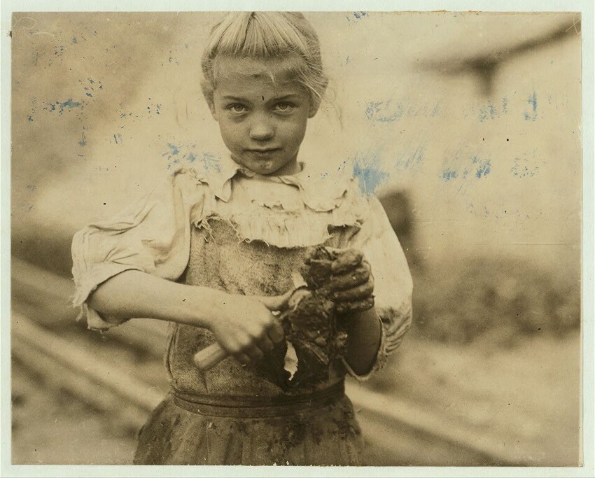 5. 7-летняя Рози продаёт устрицы. Занимается этим постоянно уже два года, работает целый день. Неграмотная. Южная Каролина, США. 1913 год.