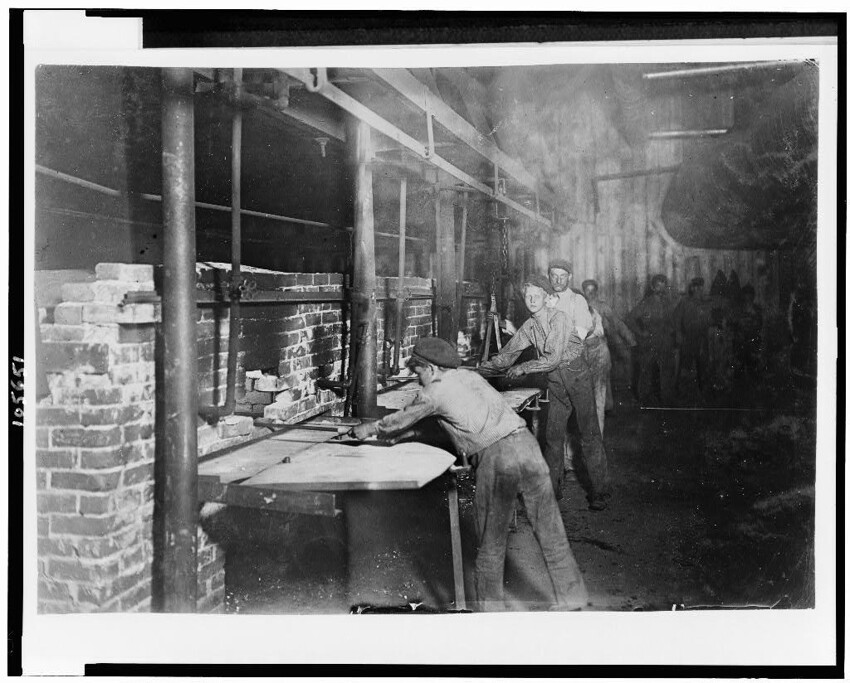 6. Дети на стеклоплавильном заводе. Индиана. 1908 год.