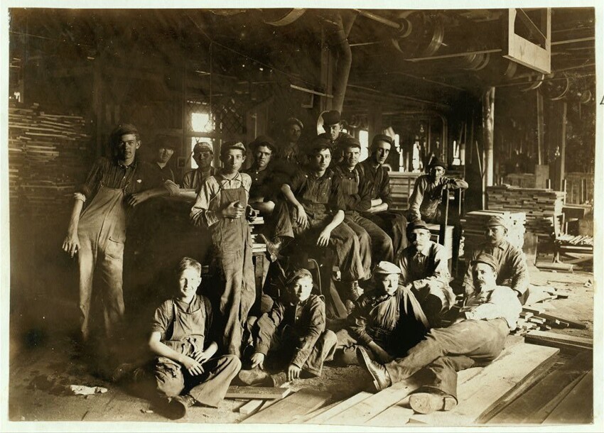 7. Обеденный перерыв на мебельной фабрике, Индиана. 1908 год.