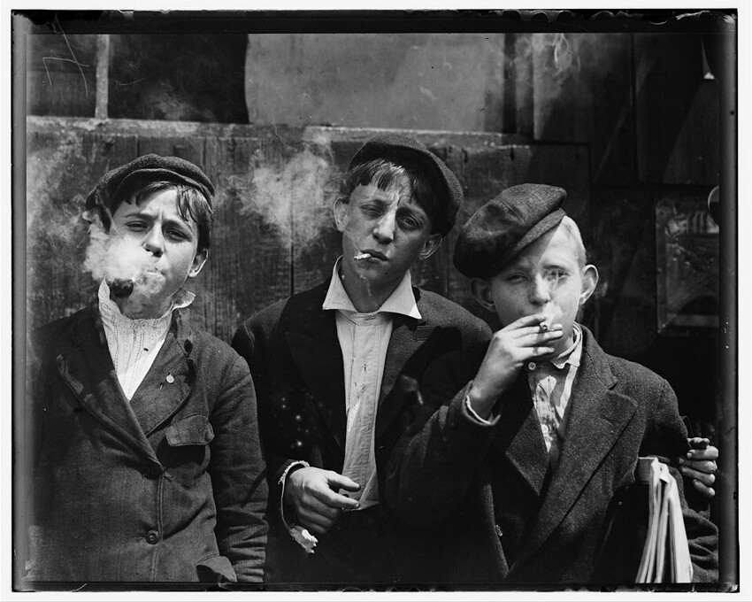 13. Мальчишки разносчики газет во время небольшого перекура. Да, все они курят. Сент-Луис, Миссури. 1910 год.