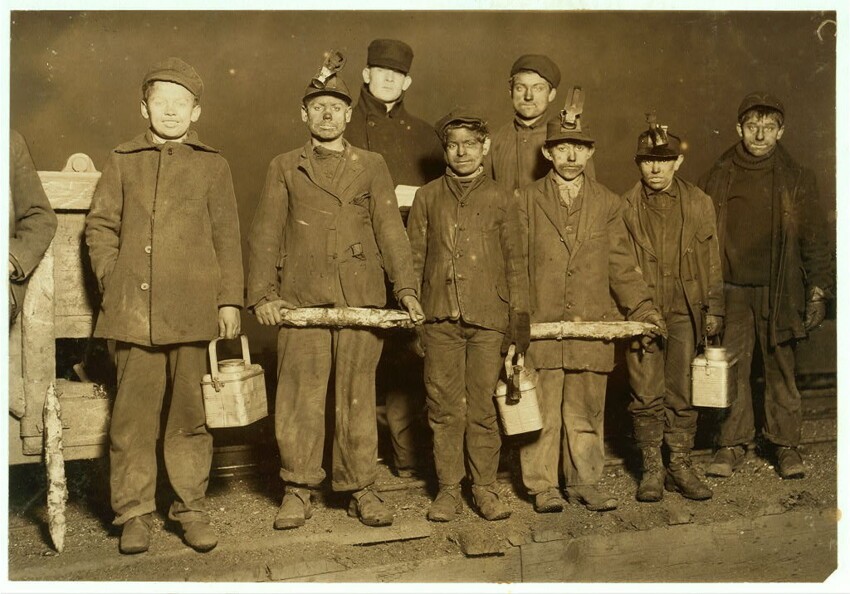 11. Конец рабочего дня. Весь день эти мальчики провели в угольной шахте на глубине 1,5 км. Пенсильвания. 1910 год.
