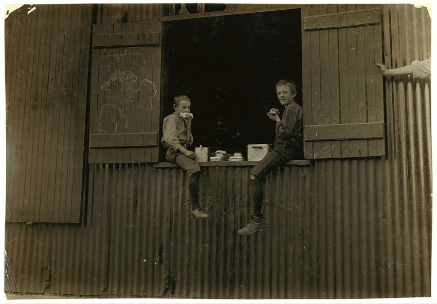 24. Обеденный перерыв на стекольном производстве в Западной Вирджинии. 1908 год.