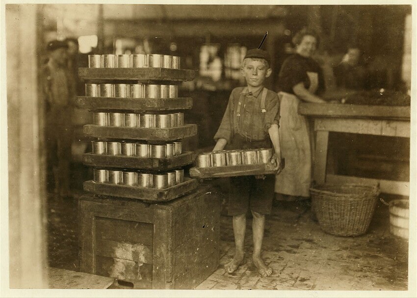 19. Один из маленьких грузчиков на фабрике в Балтиморе, Мэриленд. 1909 год.