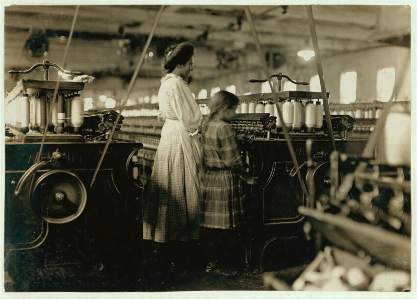 16. 7-летняя девочка работает вместе со своей старшей сестрой на фабрике. Северная Каролина. 1908 год.