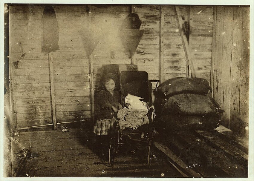 18. 4-летняя Мэри Дэвис в те дни когда не работает, ухаживает за больных ребёнком (вероятно братом или сестрой). Луизиана. 1911 год.