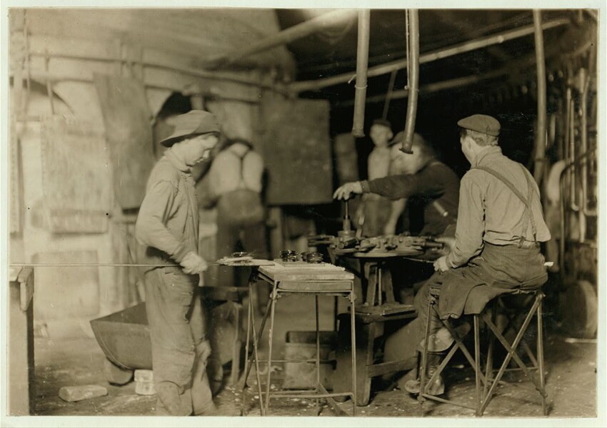 10. Билл — подмастерье на стекольном заводе в Индиане. Получает 80 центов за рабочий день или ночь, так же как и 14 других детей, работающих там же. 1908 год.