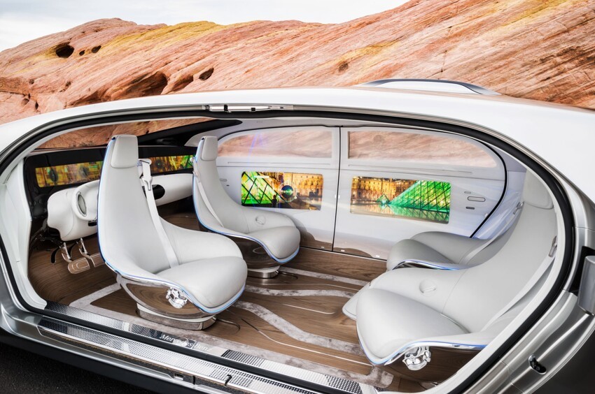 Интерьер Mercedes F 015 выполнен под стать экстерьеру, в салоне находятся четыре вращающихся сидения, в двери встроены сенсорные экраны, при этом в роли дисплея также могут выступать окна.