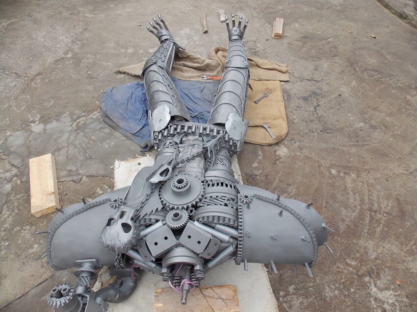 Металлическая скульптура "Хищник против Чужого"
