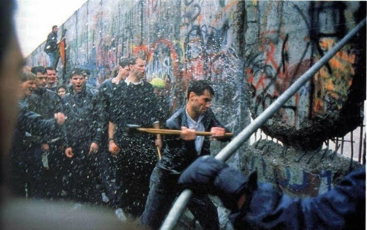 Развал Берлинской стены фото.