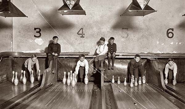 "Кегельные мальчики", которые следили за игрой в боулинг, и заново расставляли сбитые кегли, 1914