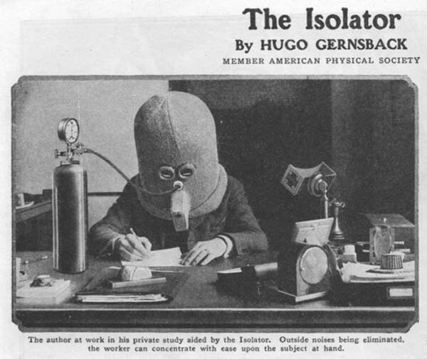 Шлем-изолятор, который гарантировано отделял человека от мира, в шлем даже шла отдельная подача кислорода, баллон с которым вы можете видеть на фото выше, 1925