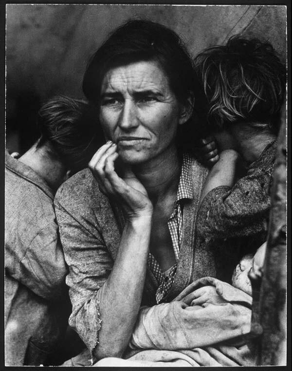 Мать со своими детьми, в ожидании, когда закончится песчаная буря, 1936